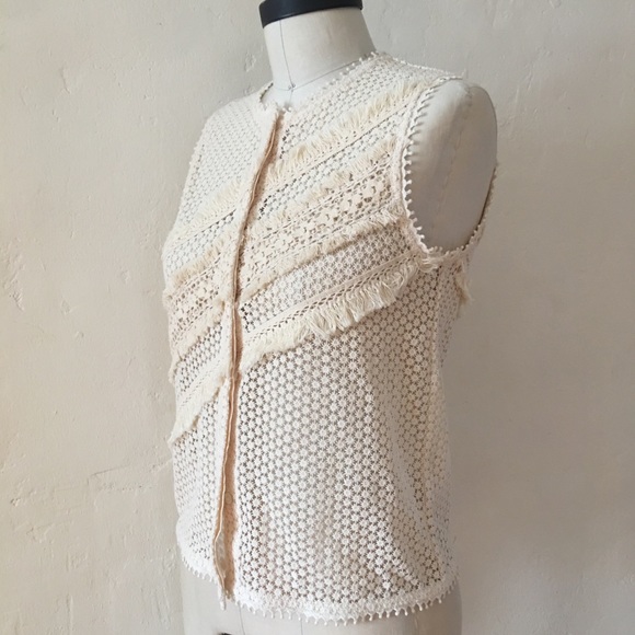 GOEN.J Lace Floral Fringe Sleeveless Button Blouse - Picture 10 of 13